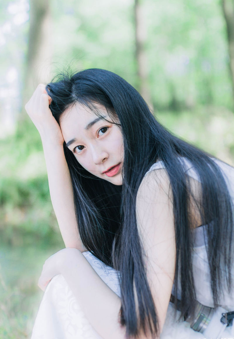 “主公，大势已去，开城投降吧。”黄权叹了口气，目光有些复杂的看向刘璋，臣心已失，不只是城外那些来自阆中大营的将士，就算是在这城中，上至世家官员，下到将士百姓，甚至包括一直以来被刘璋所偏袒的吴懿这些人，又有几人会在这种情况下愿意跟刘璋共进退？